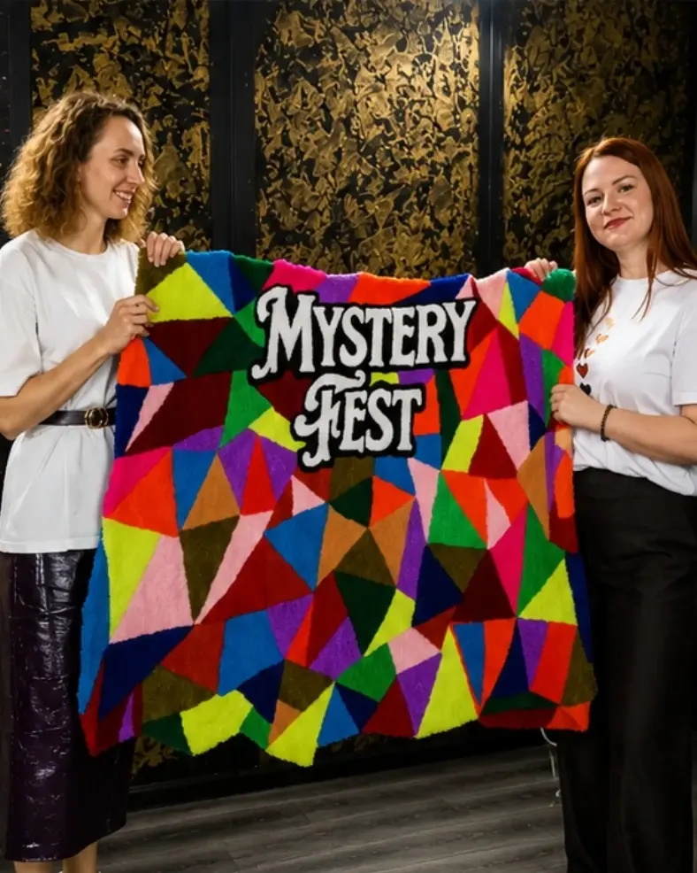 Ковёр Mystery Fest из разноцветных треугольников